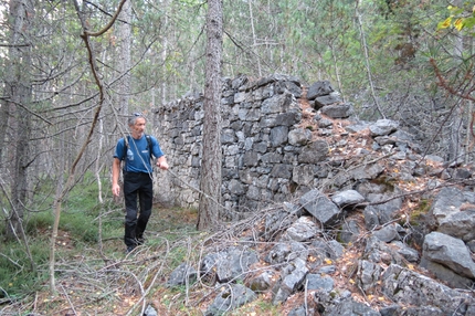 Sentiero dei Fortini - Monte Scale Monte Scale - Sentiero dei Fortini - Monte Scale: Nei pressi delle antiche costruzioni