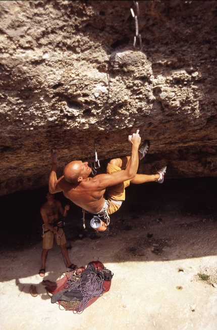 Fabrizio Peri and Jolly Lamberti redpoint new 8c+ at Grotti, Italy