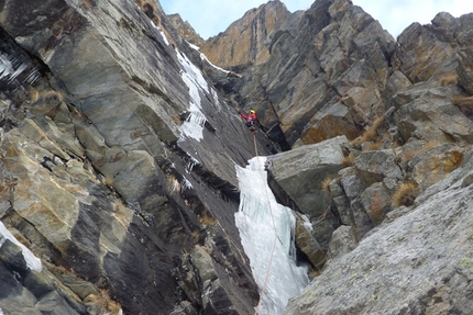 Dio li fa e poi li accoppia Valnontey - Cogne - Dio li fa e poi li accoppia: Elio Bonfanti sul muro ghiacciato del primo tiro di Dio li fa... e poi li accoppia (Valnontey) ph. archivio E. Bonino