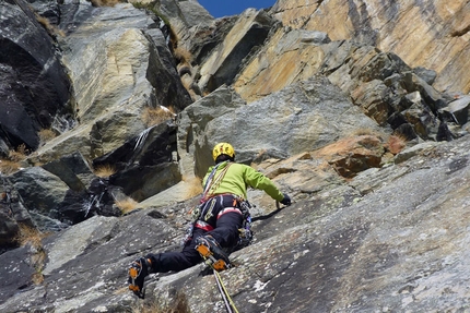 Dio li fa e poi li accoppia Valnontey - Cogne - Dio li fa e poi li accoppia: Gian Carlo Bazzocchi in apertura sul terzo tiro di Dio li fa... e poi li accoppia (Valnontey) ph. archivio E. Bonino