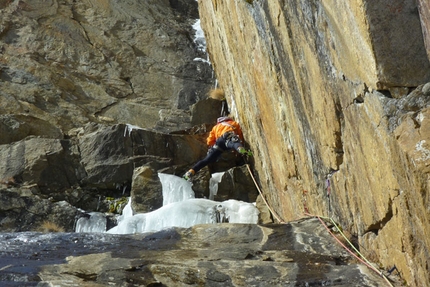 Dio li fa e poi li accoppia Valnontey - Cogne - Dio li fa e poi li accoppia: Enrico Bonino in apertura sul quarto tiro di Dio li fa... e poi li accoppia (Valnontey) ph. archivio E. Bonino