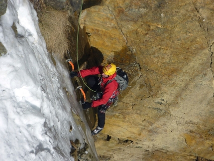 Dio li fa e poi li accoppia Valnontey - Cogne - Dio li fa e poi li accoppia: Giancarlo Bazzocchi in uscita sul 4 tiro di Dio li fa... e poi li accoppia (Valnontey) ph. archivio E. Bonino