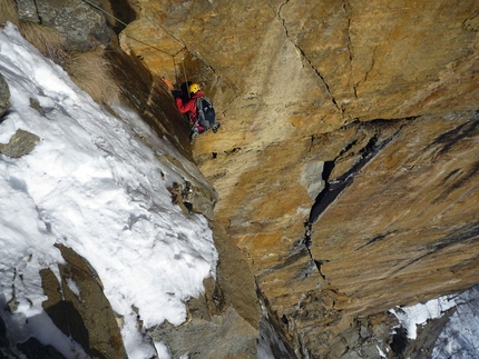 Dio li fa e poi li accoppia Valnontey - Cogne - Dio li fa e poi li accoppia: Giancarlo Bazzocchi in uscita sul 4 tiro di Dio li fa... e poi li accoppia (Valnontey) ph. archivio E. Bonino