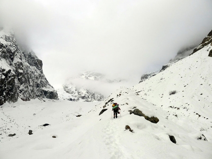 Follow the Gully Barre des Ecrins - Follow the Gully: Salendo verso il posto da bivacco Ph. Christian Türk