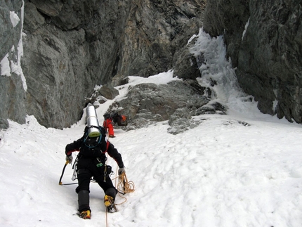 Follow the Gully Barre des Ecrins - Follow the Gully: In the gully Col des Avalanches Ph. Sergio De Leo