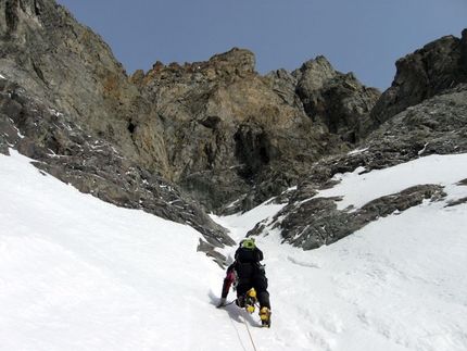 Follow the Gully Barre des Ecrins - Follow the Gully: Ascending to the couloir. Ph. Christian Türk