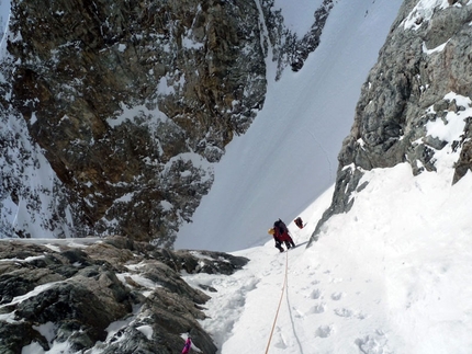 Follow the Gully Barre des Ecrins - Follow the Gully: Verso attacco della goulotte Ph. Christian Türk