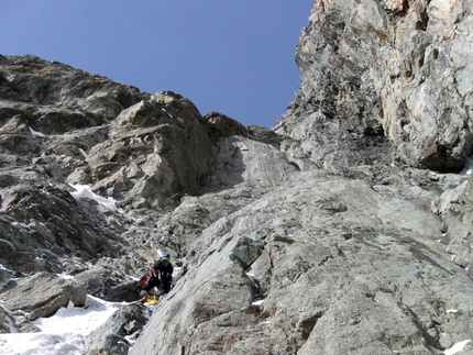 Follow the Gully Barre des Ecrins - Follow the Gully: Marcello Sanguineti on P1 of Follow the Gully Ph. Christian Türk