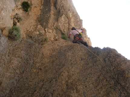 Oiscura... L'eco del Baratro Punta Giradili - Oiscura... L'eco del Baratro: Aldo Mazzotti in chiodatura all uscita del secondo tiro