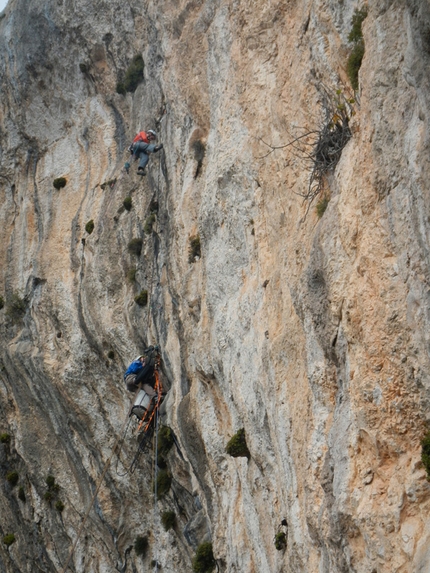 Oiscura... L'eco del Baratro Punta Giradili - Oiscura... L'eco del Baratro: Aldo Mazzotti in sosta e Stefano Salvaterra in apertura sulla quarta lunghezza