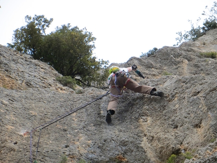 Oiscura... L'eco del Baratro Punta Giradili - Oiscura... L'eco del Baratro: Aldo Mazzotti sul passo chiave del sesto tiro