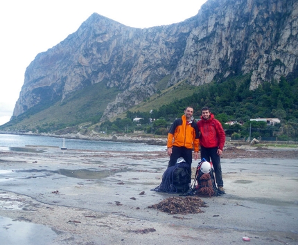 Stella di Periferia - Monte Gallo - Massimo Flaccavento e Giuseppe Barbagallo al ritorno dalla Punta Baloo dopo aver aperto Stella di Periferia - Punta Baloo, Monte Gallo, Palermo