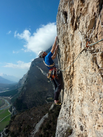 Luce di Primo Mattino Piccolo Dain - Luce di Primo Mattino: Piccolo Dain, Valle del Sarca. Rolando Larcher climbing