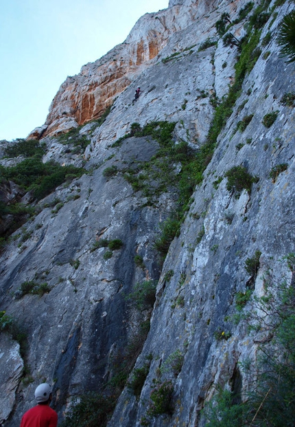 Stella di Periferia - Monte Gallo - In arrampicata sul primo tiro di Stella di Periferia - Punta Baloo, Monte Gallo, Palermo