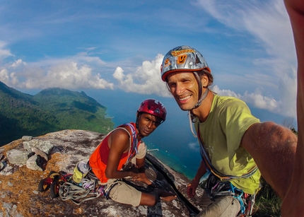 Damai Sentosa Dragon's Horns - Bukit Nenek Simukut - Damai Sentosa: Tam Khairudin Haja e David Kashlikowski in cima dopo la prima rotpunkt © Kashlikowski