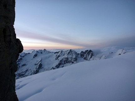 Traversata Integrale Gran Paradiso Gran Paradiso - Traversata Integrale Gran Paradiso: Giochi di luce al primo mattino sulla traversata integrale Gran Paradiso (ph Enrico Bonino)