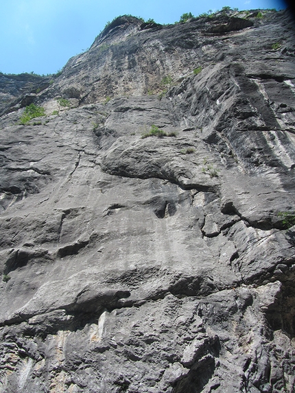 Via del Guerriero Gola del Limarò - Via del Guerriero: Via del Guerriero, Gola del Limaro: the starting slabs