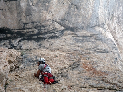 Lotta di classe Corno Piccolo - Lotta di classe: Primo tiro del primo tentativo sulla via Lotta di classe parete Est Corno Piccolo del Gran Sasso (archivio R. Iannilli)