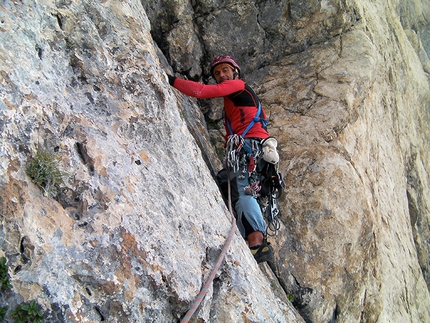 Lotta di classe Corno Piccolo - Lotta di classe: Luca risale il primo tiro della via Lotta di classe parete Est Corno Piccolo del Gran Sasso (archivio R. Iannilli)