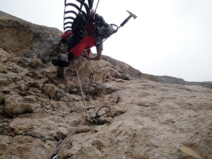 Lotta di classe Corno Piccolo - Lotta di classe: Terzo tiro della via Lotta di classe parete Est Corno Piccolo del Gran Sasso (archivio R. Iannilli)