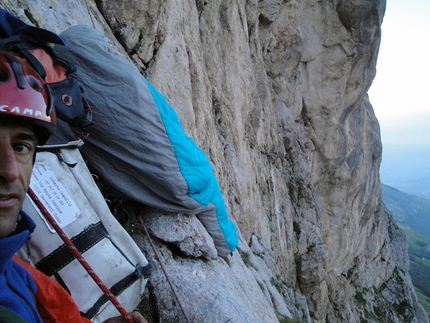 Lotta di classe Corno Piccolo - Lotta di classe: Bivacco sulla via Lotta di classe parete Est Corno Piccolo del Gran Sasso (archivio R. Iannilli)