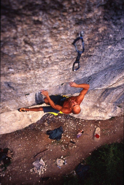 Alessandro Jolly Lamberti - Alessandro Jolly Lamberti freeing Zandalee 8c at Grotti