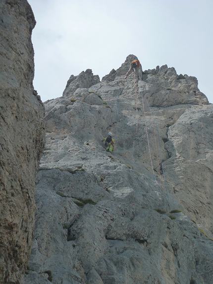 Dall'alba al tramonto Presolana Centrale - Dall'alba al tramonto: Daniele Natali belaying Stefano on pitch 6 during the first repeat