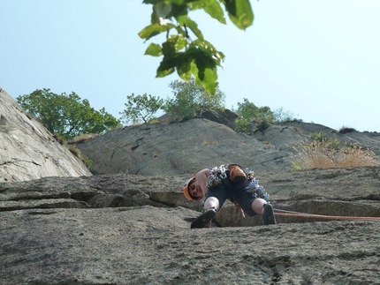 A Fil di Pagina Le Pagine di Pietra, Forzo - A Fil di Pagina: paola in azione su A Fil di Pagina su Le Pagine di Pietra, Forzo, Gran Paradiso (ph A. Giorda)