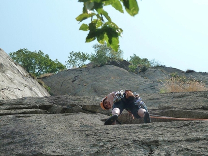 A Fil di Pagina Le Pagine di Pietra, Forzo - A Fil di Pagina: paola in azione su A Fil di Pagina su Le Pagine di Pietra, Forzo, Gran Paradiso (ph A. Giorda)