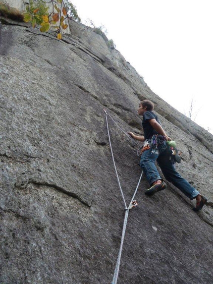 A Fil di Pagina Le Pagine di Pietra, Forzo - A Fil di Pagina: La placca del 2° tiro di A Fil di Pagina su Le Pagine di Pietra, Forzo, Gran Paradiso (ph A. Giorda)