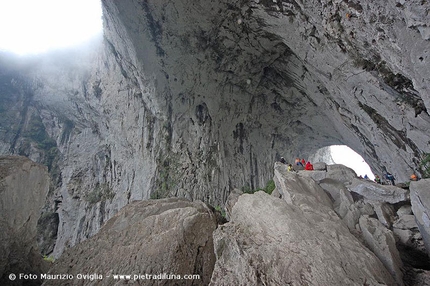 Rock Petzl Trip - Gétû, China - Within the Grand Arch in Gétû Valley