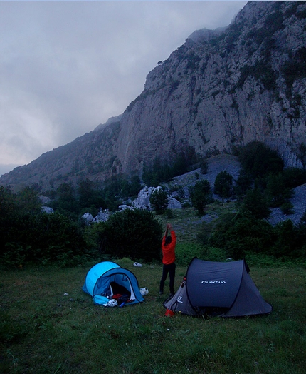 Le Lisce d'Arpe Monte Alpi - Le Lisce d'Arpe: Stretching al mattino presto prima di risalire le fisse (giugno 2012)