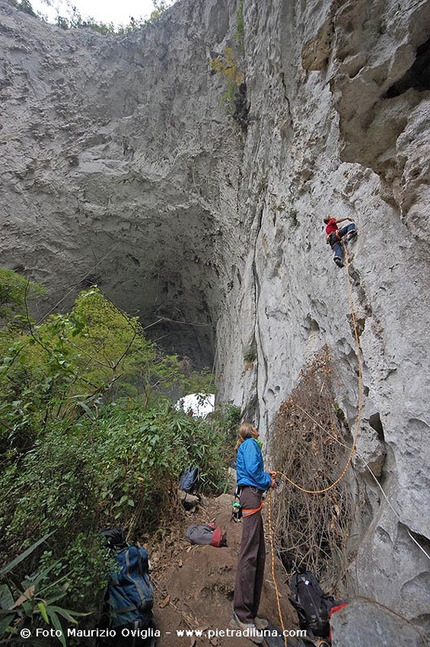 Rock Petzl Trip - Gétû, China - Mayan Smith Gobat and Lynn Hil on pitch 1 of Lost in translation