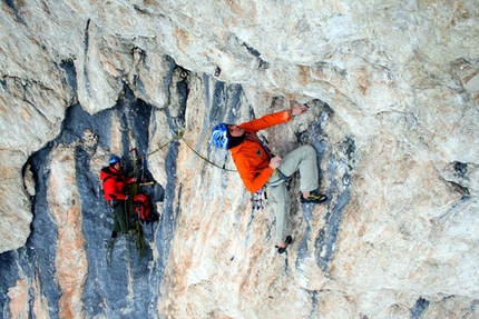 Vint ani do Meisules de la Bièsces - Vint ani do: Florian and Martin Riegler during the first free ascent of Vint ani do. Photo Moritz Tirler