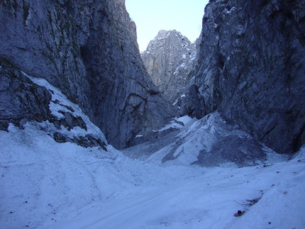 Il Grande Salto - Il Grande Salto: La valle si apre, oltre il conoide di valanga vi è il salto di 18m, sullo sfondosi innala il turrito sperone E delle Murelle.