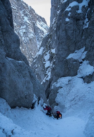 Il Grande Salto - Il Grande Salto: Abbiamo appena superato la strettoia fortunatamente trovata inzeppata di neve anche se per i 4 metri finali ci costringono ad un non banale passaggio su misto.