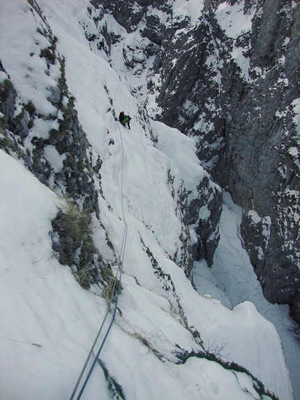 Il Grande Salto - Il Grande Salto: Il delicato e lungo traverso del 4° tiro.