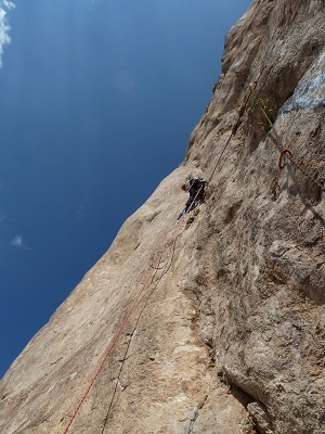 Ala Daglar - Durante l'apertura di Cose Turche (300m – 7a obblig/8b?, Matteo Bernasconi e Davide Spini 2011) sul Kizilin Baci nel Ala Daglar, Turchia.