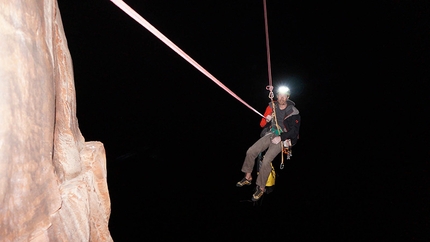 Escalador Selvatico Akopan Tepui - Escalador Selvatico: Luca Giupponi, discesa in doppia di notte, nel vuoto totale. © Rolando Larcher