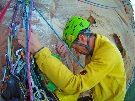 Escalador Selvatico Akopan Tepui - Escalador Selvatico: Luca Giupponi, momento di stanchezza nelle ore di attesa in sosta dopo tre giorni in parete © Maurizio Oviglia