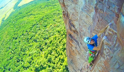 Escalador Selvatico Akopan Tepui - Escalador Selvatico: Rolando Larcher sul quinto tiro, 7b © Maurizio Oviglia