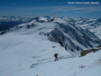 Cevedale - Zufallspitze - Cevedale - Zufallspitze: The final section up the South Ridge. In the background Palon de la Mare and, on the left, Monte Vioz