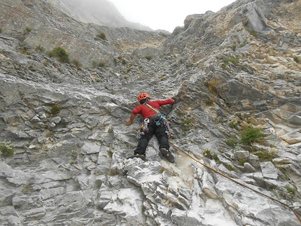 Paretone Express Via Iurisci - D'Amico Vetta Orientale del Gran Sasso - Paretone Express Via Iurisci - D'Amico: Emanuele sullo strapiombetto (VI ) 3° tiro (archivio C. Iurisci - E. D'Amico)