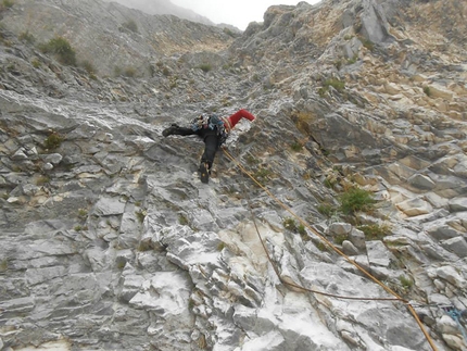 Paretone Express Via Iurisci - D'Amico Vetta Orientale del Gran Sasso - Paretone Express Via Iurisci - D'Amico: Emanuele sullo strapiombetto (VI ) 3° tiro (archivio C. Iurisci - E. D'Amico)