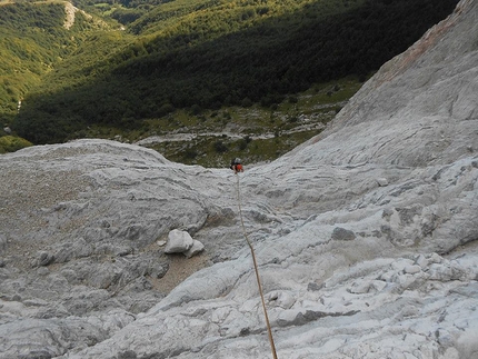 Paretone Express Via Iurisci - D'Amico Vetta Orientale del Gran Sasso - Paretone Express Via Iurisci - D'Amico: Emanuele risale le  compattissime placche cosparse di selci del 6° tiro (archivio C. Iurisci - E. D'Amico)