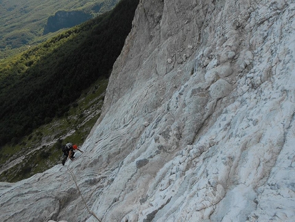 Paretone Express Via Iurisci - D'Amico Vetta Orientale del Gran Sasso - Paretone Express Via Iurisci - D'Amico: Emanuele risale le  compattissime placche cosparse di selci del 6° tiro (archivio C. Iurisci - E. D'Amico)