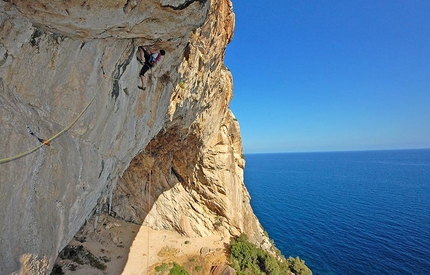 Millennium Bug at Cala Gonone, new route by Luca Giupponi and Maurizio Oviglia in Sardinia