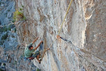 Millennium Bug - Maurizio Oviglia finishes pitch 3, it's not over yet and a fall results in a pendulum into the void.