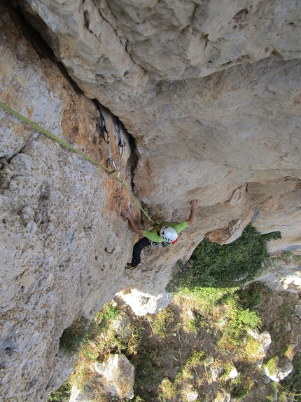 Leggende di paese Pizzo Lungo - Monti di Calamigna - Leggende di paese: David Gallo sulla bella fessura del primo tiro durante l'apertura di Leggende di paese (110m, VII- max, V obblig, Massimo Flaccavento, David Gallo 30/09/2014), Pizzo Lungo (Monti di Calamigna) Sicilia