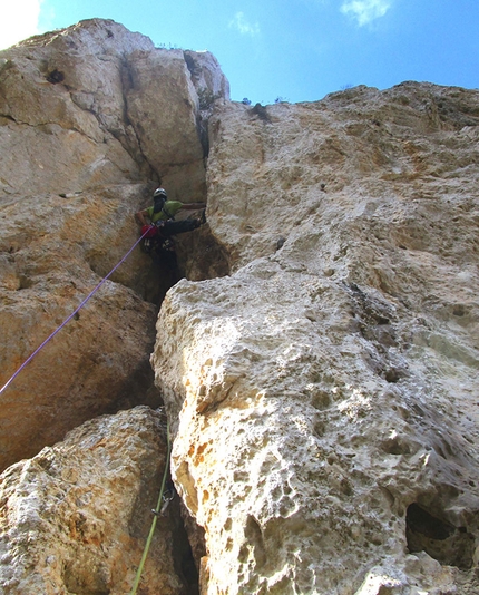 Leggende di paese Pizzo Lungo - Monti di Calamigna - Leggende di paese: David Gallo in apertura sul secondo tiro di Leggende di paese (110m, VII- max, V obblig, Massimo Flaccavento, David Gallo 30/09/2014), Pizzo Lungo (Monti di Calamigna) Sicilia